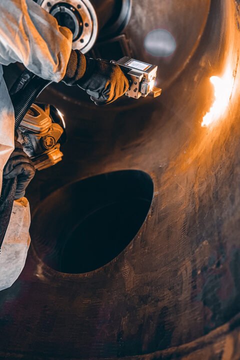 Laserreinigung an einem großen Metallbauteil in der Industrie – präzise Entfernung von Beschichtungen und Rückständen
