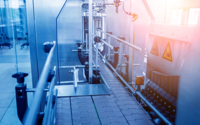 Industrieanlage in der Produktion – Dienstleistungen Trockeneisstrahlen und Laserreinigung für effiziente, schonende Reinigung